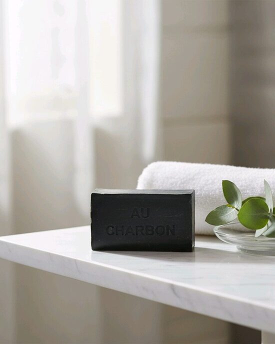 Augalinės anglies muilas su taukmedžio sviestu